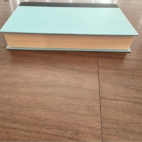 Lessons In Chemistry by Bonnie Garmus Hard Cover - Picture 9 of 9